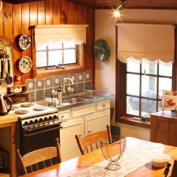 How to create a vintage cottage feel with window blinds