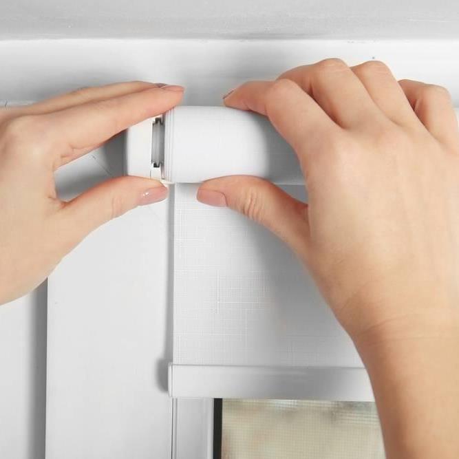 How to remove a roller blind from its mounting bracket